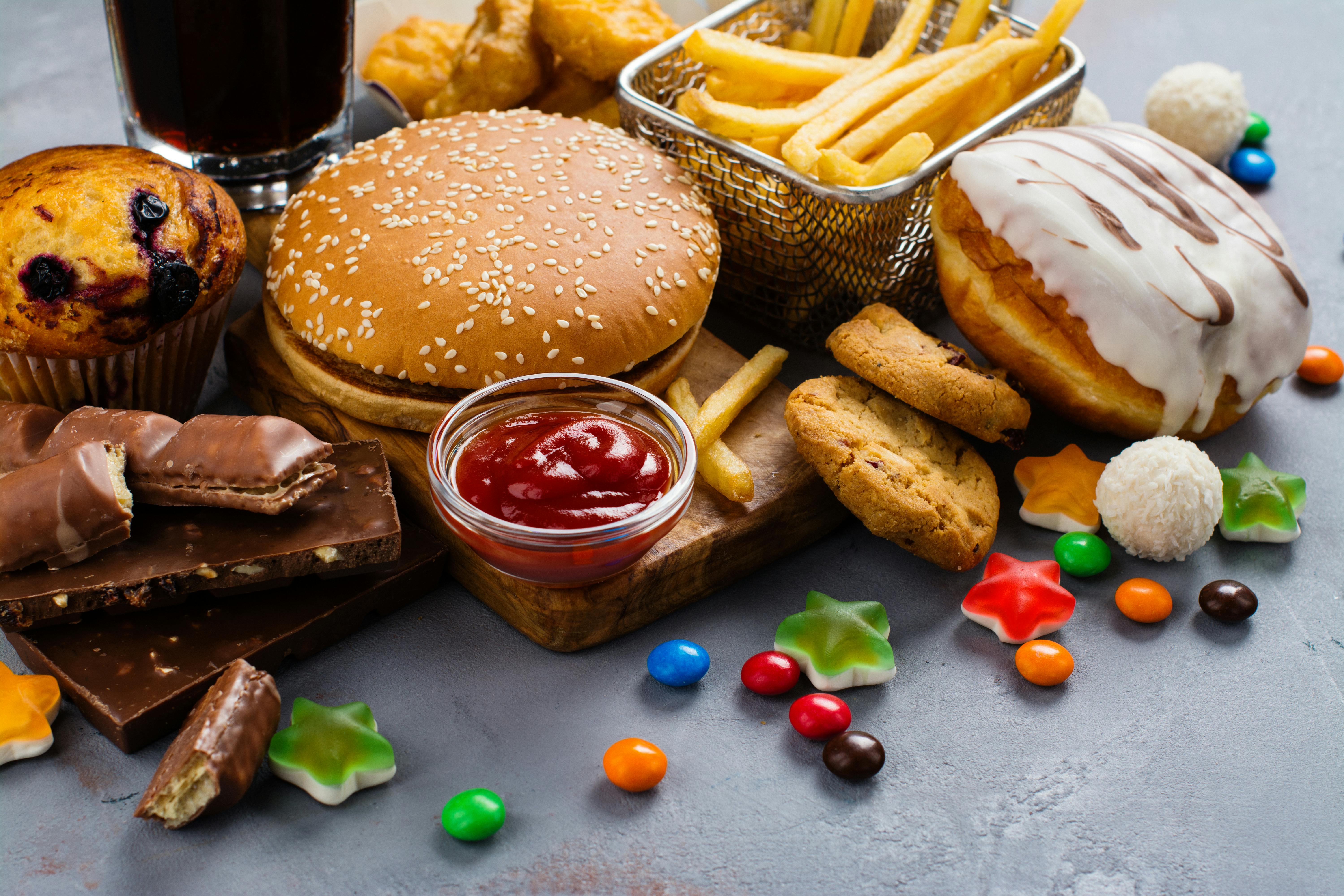 高糖和高脂肪的食物会破坏肠道微生物群，引发银屑病